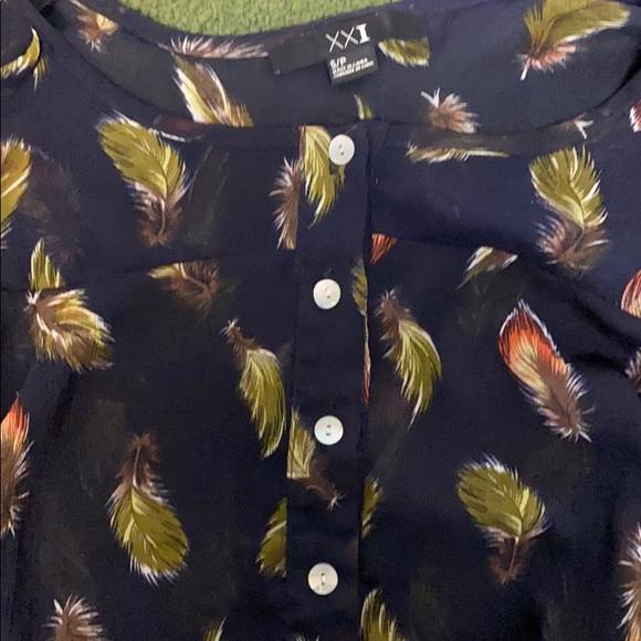 Cute blouse - Picture 2 of 2